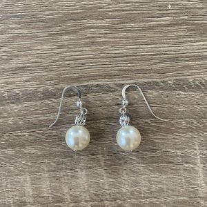 Minimalistic pearl earrings